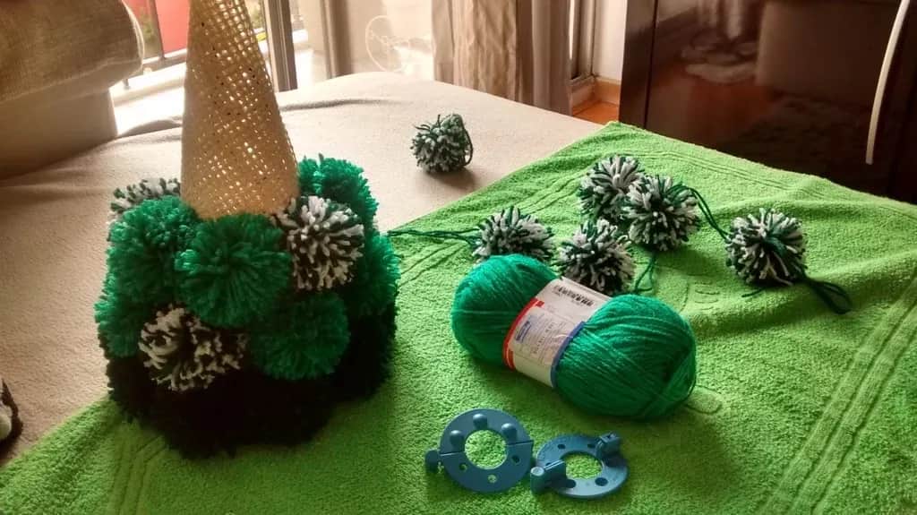 Choinka z pomponów: Jak ją zrobić? Instrukcja DIY dla kreatywnych dzieci